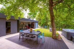 a patio with a table and chairs under a tree at Villa Bijur in Brajkovići - Haus für 8 Personen in Pazin
