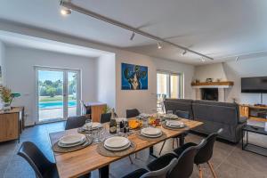 a dining room with a table and chairs at Villa Vera in Ližnjan - Haus für 8 Personen in Ližnjan
