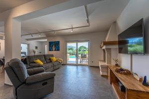 a living room with a couch and a tv at Villa Vera in Ližnjan - Haus für 8 Personen in Ližnjan