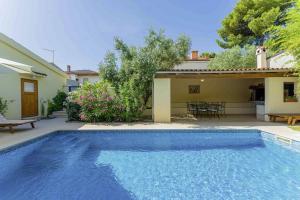 a swimming pool in front of a house at Villa Ene in Pula - Haus für 6 Personen in Pula