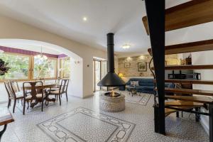 a living room with a fireplace and a dining room at Villa Ene in Pula - Haus für 6 Personen in Pula