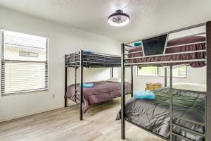 プレスコットにあるMountain-View Deck Pet-Friendly Home in Prescottのウッドフロアの客室で、二段ベッド2組が備わります。