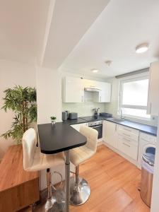 Kuchyň nebo kuchyňský kout v ubytování Centre Town Modern Apartment + 14 fotografií