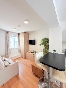 TV a/nebo společenská místnost v ubytování Centre Town Modern Apartment