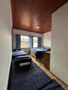 una camera da letto con due letti e soffitto in legno di Casa São José a Tiradentes