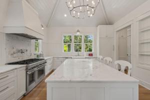 Η κουζίνα ή μικρή κουζίνα στο 272 Tallow Tree Lane by Akers Ellis Rentals