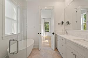 Ένα μπάνιο στο 272 Tallow Tree Lane by Akers Ellis Rentals +33 φωτογραφίες