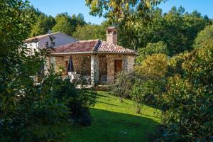 KršanにあるVilla Nora in Kršan - Haus für 4 Personenの庭に煙突のある小さな石造りの家