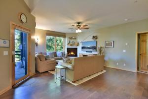 Μια τηλεόραση ή/και κέντρο ψυχαγωγίας στο Corral at Breckenridge Raven Condo: Soaking Tub, Views