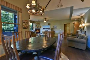 Χώρος καθιστικού στο Corral at Breckenridge Raven Condo: Soaking Tub, Views