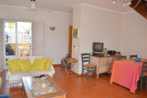 ヴィラモウラにあるTP Coral 1 - Marina Vilamoura Apartmentのリビングルーム(ソファ、テーブル、テレビ付)