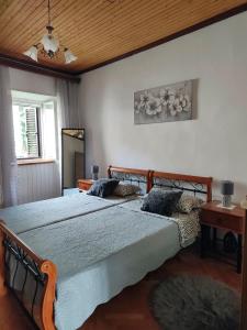 Ένα ή περισσότερα κρεβάτια σε δωμάτιο στο Jolanda in Plomin - Haus für 4-6 Personen