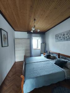 Ένα ή περισσότερα κρεβάτια σε δωμάτιο στο Jolanda in Plomin - Haus für 4-6 Personen