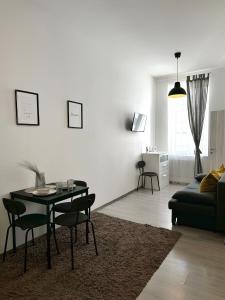 un salon avec une table et un canapé dans l'établissement Dolce Vita Budapest, à Budapest