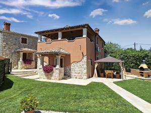 a large house with a yard with a lawn at Villa Dajana in Zajci - Haus für 8-10 Personen in Potpićan