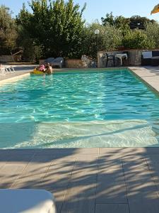 ペスキチにあるZwei Zimmer Ferienhaus 11 In Der Residenz Liberato Peschiciのプールで泳いでいる人