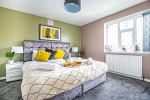 Ένα ή περισσότερα κρεβάτια σε δωμάτιο στο Central Leamington Spa House with Free Parking, Fast Wifi, Smart TV with Free Netflix and Garden by Yoko Property