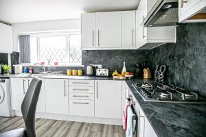 Η κουζίνα ή μικρή κουζίνα στο Central Leamington Spa House with Free Parking, Fast Wifi, Smart TV with Free Netflix and Garden by Yoko Property