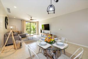 TV a/nebo společenská místnost v ubytování Casa Khe 3br Condo In Pacifico 4 Guests