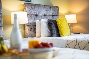 Ένα ή περισσότερα κρεβάτια σε δωμάτιο στο Central Leamington Spa House with Free Parking, Fast Wifi, Smart TV with Free Netflix and Garden by Yoko Property
