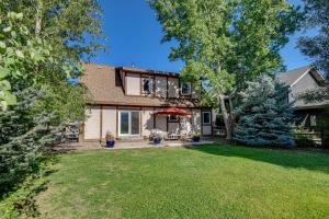 a house with a lawn in front of it at Casa de Nieve The Snowhouse in Steamboat Springs in Steamboat II