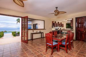 a kitchen and dining room with a table and chairs at Villa Allamanda in Ocotal