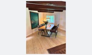 una sala da pranzo con tavolo e sedie in legno di 1652-Hundested-Margeritvej-11 a Kikhavn