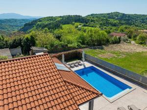 Nespecifikovaný výhled na hory nebo výhled na hory při pohledu z vily