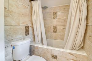 Ένα μπάνιο στο 2 Mi to Town Home with Patio and Yard in Waterbury! +23 φωτογραφίες