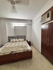Postel nebo postele na pokoji v ubytování Hotel O The PRAVAH
