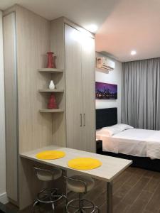 Ένα ή περισσότερα κρεβάτια σε δωμάτιο στο Flat com excelente localização na Granja Viana