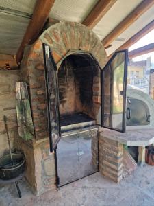 a brick oven with a window in a room at Apartman Tupavica in Pirot