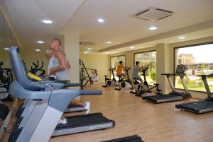 un grupo de personas haciendo ejercicio en un gimnasio en Green Nature Resort and Spa, en Marmaris