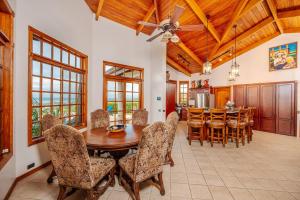 Un comedor con mesa y sillas en Casa Cole, en Playa Hermosa
