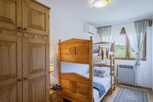 una camera da letto con due letti a castello e una finestra di Villa Mendula in Čambarelići - Haus für 6-7 Personen a Kršan Altre 44 foto