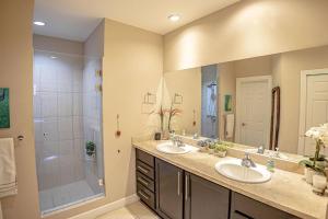 Ένα μπάνιο στο Pacifico L813 1br Condo Pacifico Couples Retreat +19 φωτογραφίες