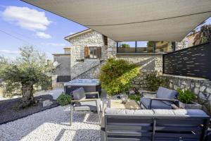 un patio avec des chaises et une table devant une maison dans l'établissement Casa Regina in Kršan - Haus für 6 Personen, à Kršan