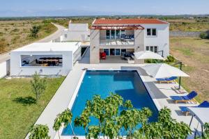 une vue aérienne d'une maison avec piscine dans l'établissement Villa Kotari in Zemunik Gornji - Haus für 10-12 Personen, à Simurina