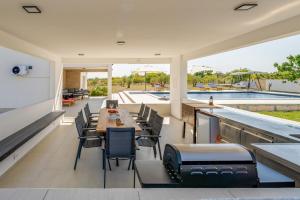 un patio avec une table et des chaises et une piscine dans l'établissement Villa Kotari in Zemunik Gornji - Haus für 10-12 Personen, à Simurina