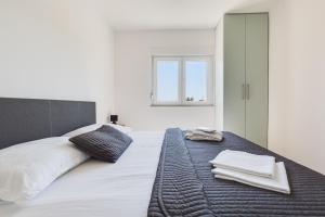 une chambre avec un grand lit avec des serviettes dessus dans l'établissement Villa Kotari in Zemunik Gornji - Haus für 10-12 Personen, à Simurina 36 autres photos