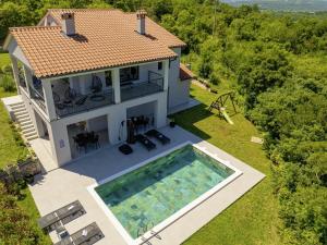eine Luftaufnahme eines Hauses mit Swimmingpool in der Unterkunft Villa Milena in Blaškovići - Haus für 8 Personen in Polje Čepić