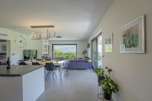 eine Küche und ein Wohnzimmer mit einer blauen Couch in der Unterkunft Villa Milena in Blaškovići - Haus für 8 Personen in Polje Čepić