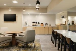 un comedor con sillas, una mesa y un bar en Fairfield Inn & Suites by Marriott Miami Airport South, en Miami