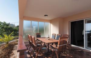 ein Esszimmer mit Tisch und Stühlen auf einem Balkon in der Unterkunft Villa Davorka in Supetarska Draga - Haus für 8 Personen in Supetarska Draga