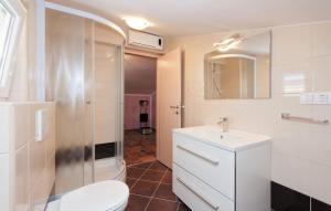 ein Badezimmer mit Toilette, Waschbecken und Dusche in der Unterkunft Villa Davorka in Supetarska Draga - Haus für 8 Personen in Supetarska Draga + 16 Fotos