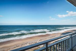 una vista del océano desde un balcón en Stunning direct oceanfront condo with a balcony, hot tub, and heated pool, en Bottle Island