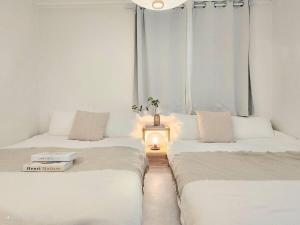 Llit o llits en una habitació de Suwon Haewol Stay