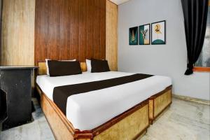 een slaapkamer met een groot bed in een kamer bij Hotel Stay Inn in Lucknow