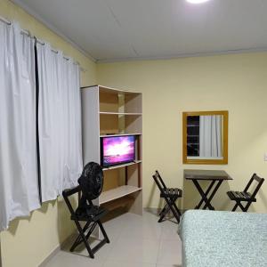 Μια τηλεόραση ή/και κέντρο ψυχαγωγίας στο Suites João e Maria Quarto 05