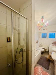 ein Badezimmer mit Dusche, Toilette und Waschbecken in der Unterkunft Ruhiges Messezimmer im Diplomatenviertel mit Grünblick in Niederdorla